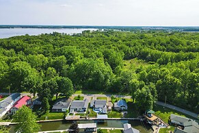 Waterfront Lakeview Cottage w/ Dock & Lift!