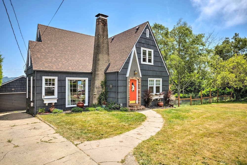 The Old Mccullough Home w/ Rooftop Deck, View