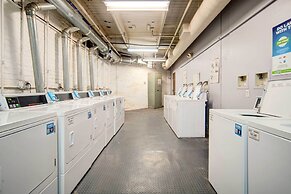 Waterfront Cleveland Apt ~ 1 Mi to Downtown