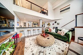 Waterfront Cleveland Apt ~ 1 Mi to Downtown