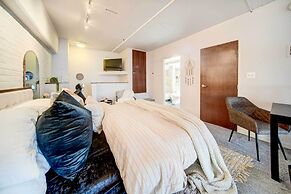 Waterfront Cleveland Apt ~ 1 Mi to Downtown