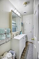Akron Apartment w/ Balcony - Hunting Nearby!