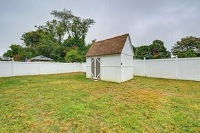 Bay Shore Vacation Rental ~ 7 Mi to the Beach