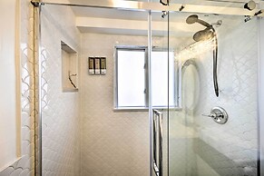 Bay Shore Vacation Rental ~ 7 Mi to the Beach