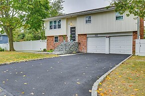 Bay Shore Vacation Rental ~ 7 Mi to the Beach