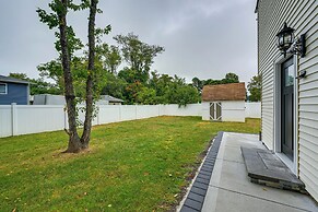 Bay Shore Vacation Rental ~ 7 Mi to the Beach