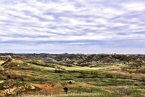 'badlands Suite' < 1 Mi to Teddy Roosevelt Park!