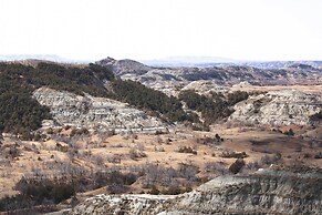 'badlands Suite' < 1 Mi to Teddy Roosevelt Park!