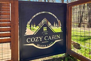 Cozy Beaver Lake Cabin w/ Waterfront View & Kayaks