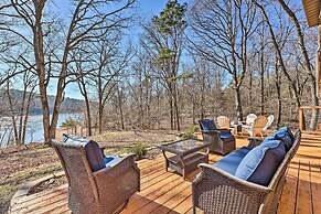 Cozy Beaver Lake Cabin w/ Waterfront View & Kayaks