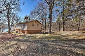 Cozy Beaver Lake Cabin w/ Waterfront View & Kayaks