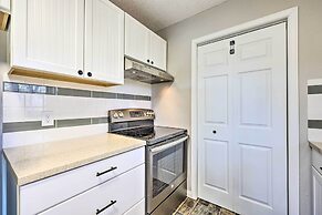 Cozy Beaver Lake Cabin w/ Waterfront View & Kayaks