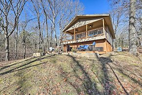Cozy Beaver Lake Cabin w/ Waterfront View & Kayaks