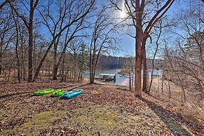 Cozy Beaver Lake Cabin w/ Waterfront View & Kayaks