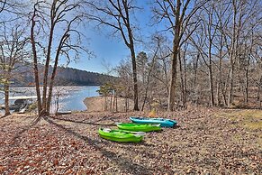 Cozy Beaver Lake Cabin w/ Waterfront View & Kayaks