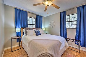 Cozy Beaver Lake Cabin w/ Waterfront View & Kayaks