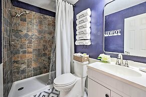 Cozy Beaver Lake Cabin w/ Waterfront View & Kayaks