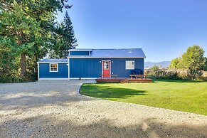 Contemporary Cabin w/ Mountain Views & Deck