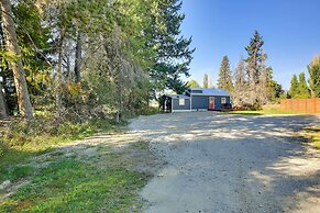 Contemporary Cabin w/ Mountain Views & Deck