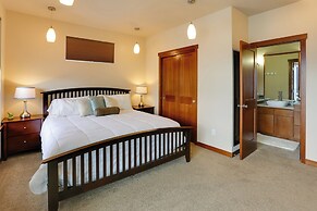 Alluring Manson Lakeside Condo w/ Shared Pool!