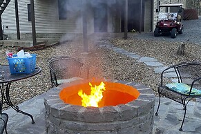 15 Mi to Hot Springs Nat'l Park: Home w/ Fire Pit!