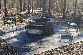 15 Mi to Hot Springs Nat'l Park: Home w/ Fire Pit!