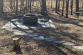 15 Mi to Hot Springs Nat'l Park: Home w/ Fire Pit!