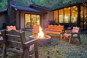 Hot Tub + Creek: Gatlinburg Group Getaway!