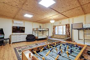 Hot Tub + Creek: Gatlinburg Group Getaway!