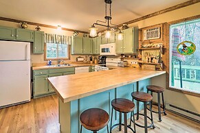 Pool & Lake Access: Idyllic Cottage in Newland