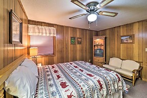 Pool & Lake Access: Idyllic Cottage in Newland