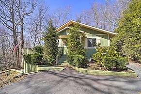 Pool & Lake Access: Idyllic Cottage in Newland