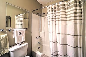 Pool & Lake Access: Idyllic Cottage in Newland