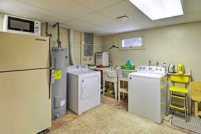 Pool & Lake Access: Idyllic Cottage in Newland