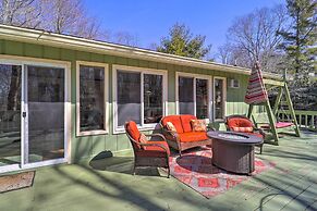 Pool & Lake Access: Idyllic Cottage in Newland