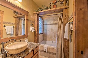 Luxe Mccall Cabin w/ Hot Tub ~ 8 Mi to Skiing
