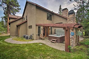 Luxe Mccall Cabin w/ Hot Tub ~ 8 Mi to Skiing