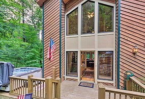 Lavish Beech Mountain Ski Cabin w/ Hot Tub!