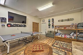 Lavish Beech Mountain Ski Cabin w/ Hot Tub!