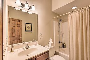 Lavish Beech Mountain Ski Cabin w/ Hot Tub!