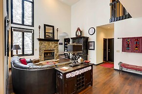 Hot Tub & Ski Shuttle: Forested Breckenridge Home!