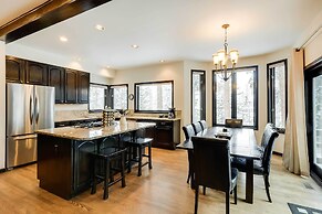 Hot Tub & Ski Shuttle: Forested Breckenridge Home!