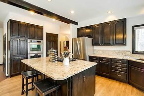 Hot Tub & Ski Shuttle: Forested Breckenridge Home!