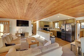 Peaceful & Idyllic Forest Cabin w/ Pool Table