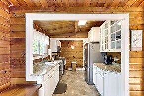 Cozy Lake Champlain Cottage w/ Private Beach!