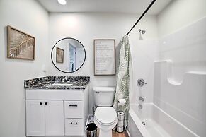 Newly Built Gilletts Lake Gem: Dock & Hot Tub