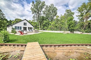 Newly Built Gilletts Lake Gem: Dock & Hot Tub