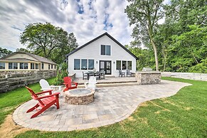 Newly Built Gilletts Lake Gem: Dock & Hot Tub