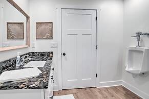 Newly Built Gilletts Lake Gem: Dock & Hot Tub