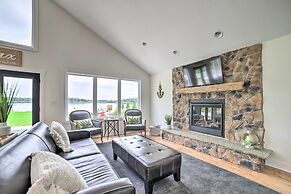 Newly Built Gilletts Lake Gem: Dock & Hot Tub